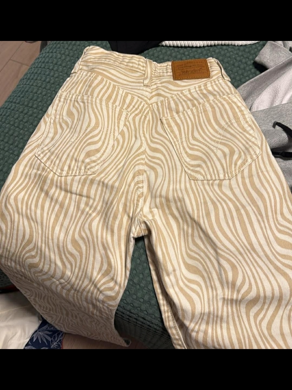Levi's Rib Cage Cream Wave-Print Women's Jeans NWOT - Picture 2 of 2